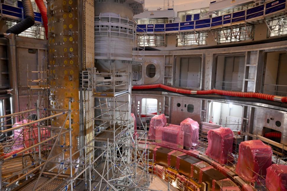 Cel mai mare reactor de fuziune nucleară din lume a fost finalizat. Poate dezvolta un câmp magnetic de 280.000 de ori mai puternic decât al Pământului 911347