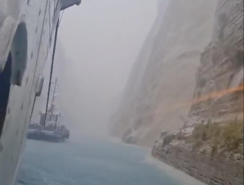 Imagini spectaculoase cu nava-școală „Mircea”, în timp ce traversa canalul Corint pe furtună. „Sarcina echipajului a fost plină de provocări” 911539