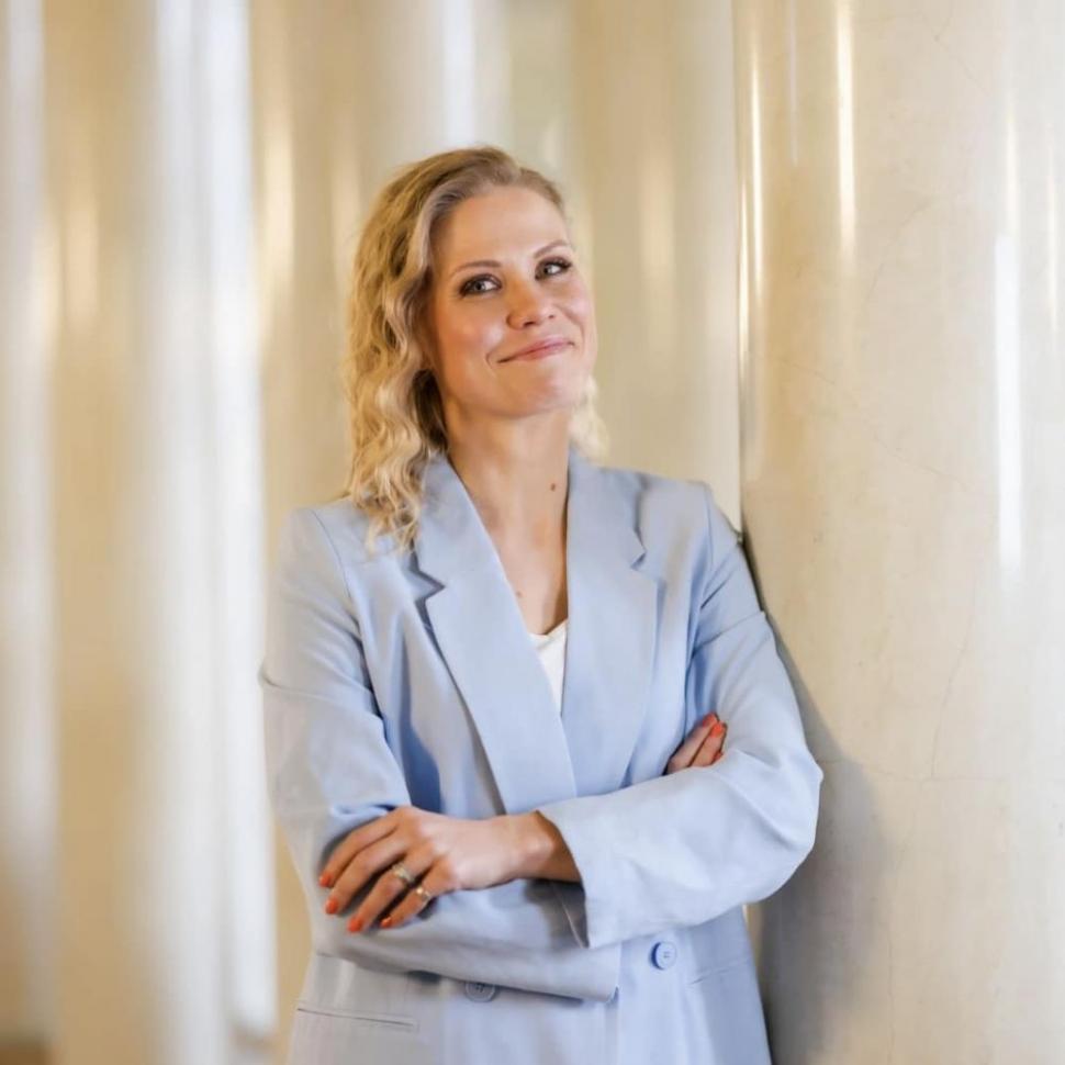 Cine este parlamentara care a pozat goală: „Sunt mândră de corpul meu” 911680