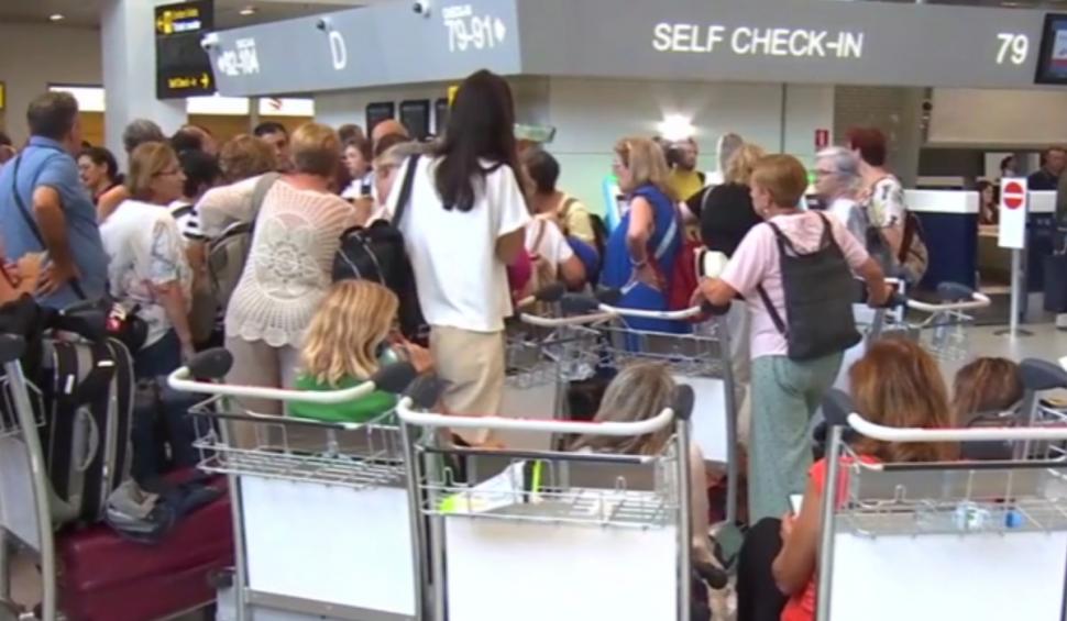 Imaginile umilinţei în Aeroportul Otopeni. Zeci de pasageri dorm pe jos şi pe bagaje, după ce 32 de curse Tarom au fost anulate 911694