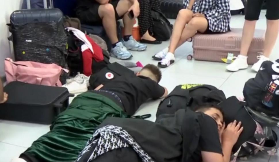 Imaginile umilinţei în Aeroportul Otopeni. Zeci de pasageri dorm pe jos şi pe bagaje, după ce 32 de curse Tarom au fost anulate 911695