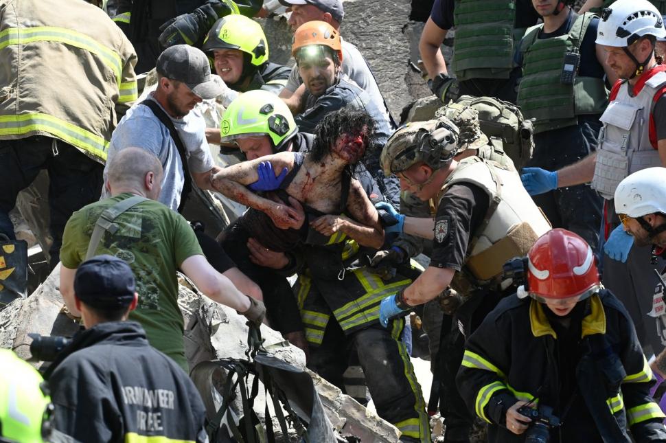 Imaginile disperării. Lanț uman pentru îndepărtarea molozului de la spitalul de copii din Kiev. Momentul în care o rachetă rusească lovește spitalul 911731