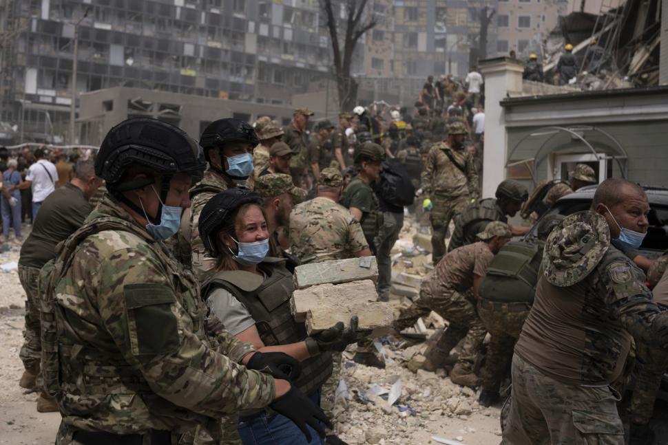 Imaginile disperării. Lanț uman pentru îndepărtarea molozului de la spitalul de copii din Kiev. Momentul în care o rachetă rusească lovește spitalul 911734