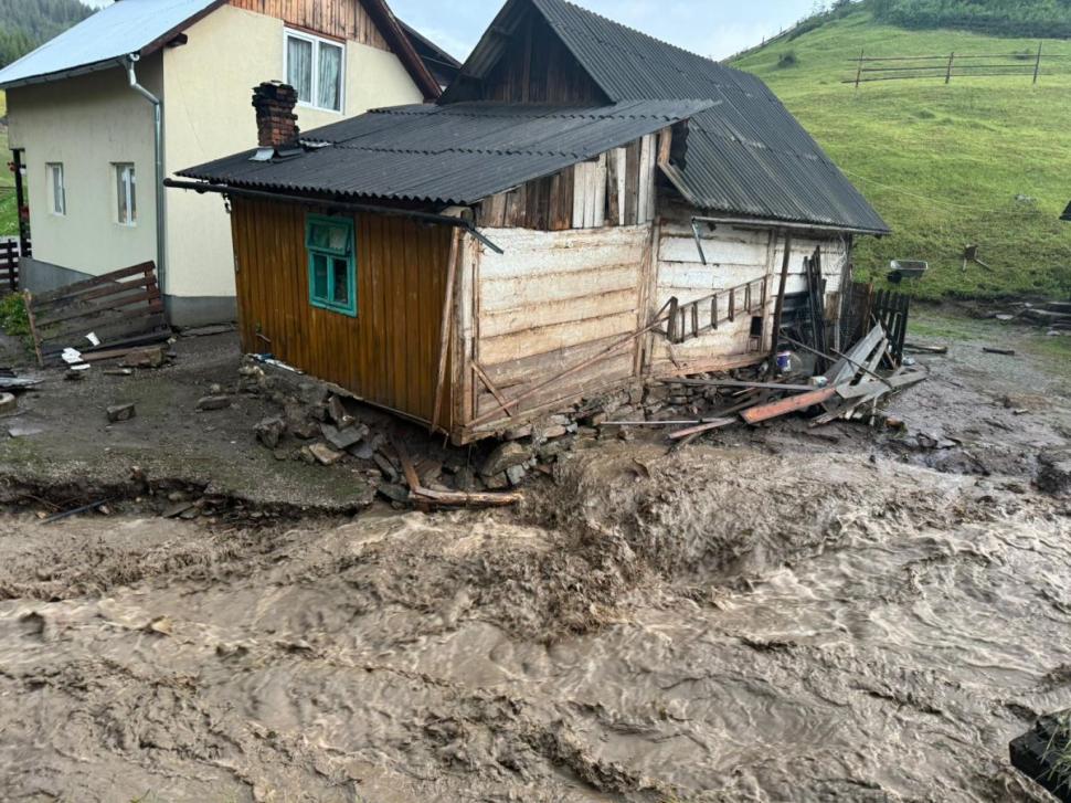 Prăpăd în ţară din cauza furtunilor: Oameni salvaţi din calea viiturilor, maşini luate de apă 911826