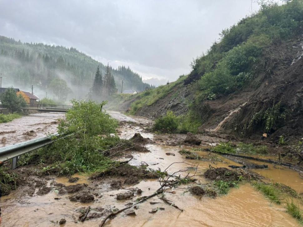 Prăpăd în ţară din cauza furtunilor: Oameni salvaţi din calea viiturilor, maşini luate de apă 911827