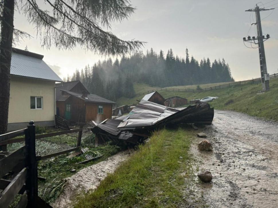 Prăpăd în ţară din cauza furtunilor: Oameni salvaţi din calea viiturilor, maşini luate de apă 911828