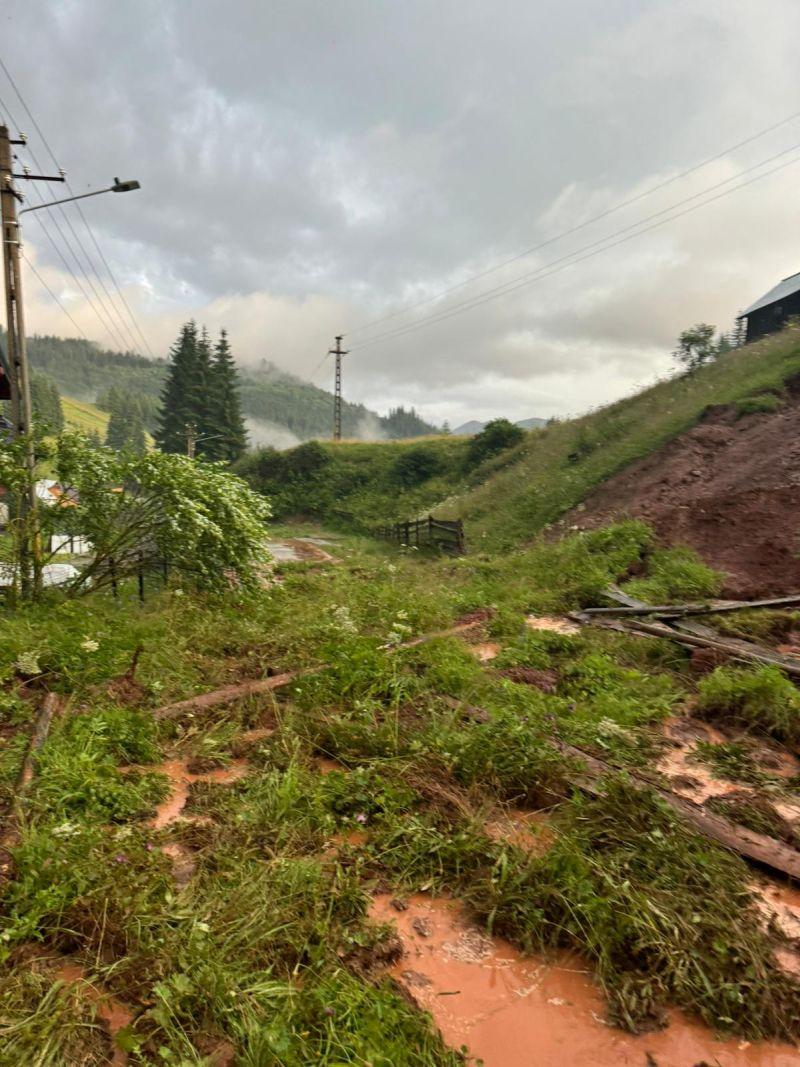 Prăpăd în ţară din cauza furtunilor: Oameni salvaţi din calea viiturilor, maşini luate de apă 911829