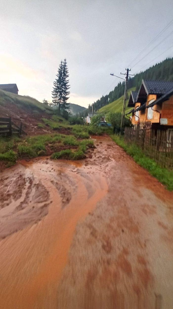 Prăpăd în ţară din cauza furtunilor: Oameni salvaţi din calea viiturilor, maşini luate de apă 911830