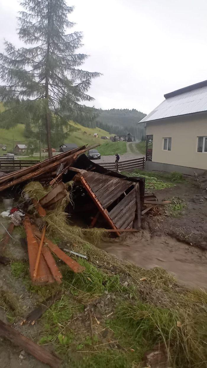 Prăpăd în ţară din cauza furtunilor: Oameni salvaţi din calea viiturilor, maşini luate de apă 911831