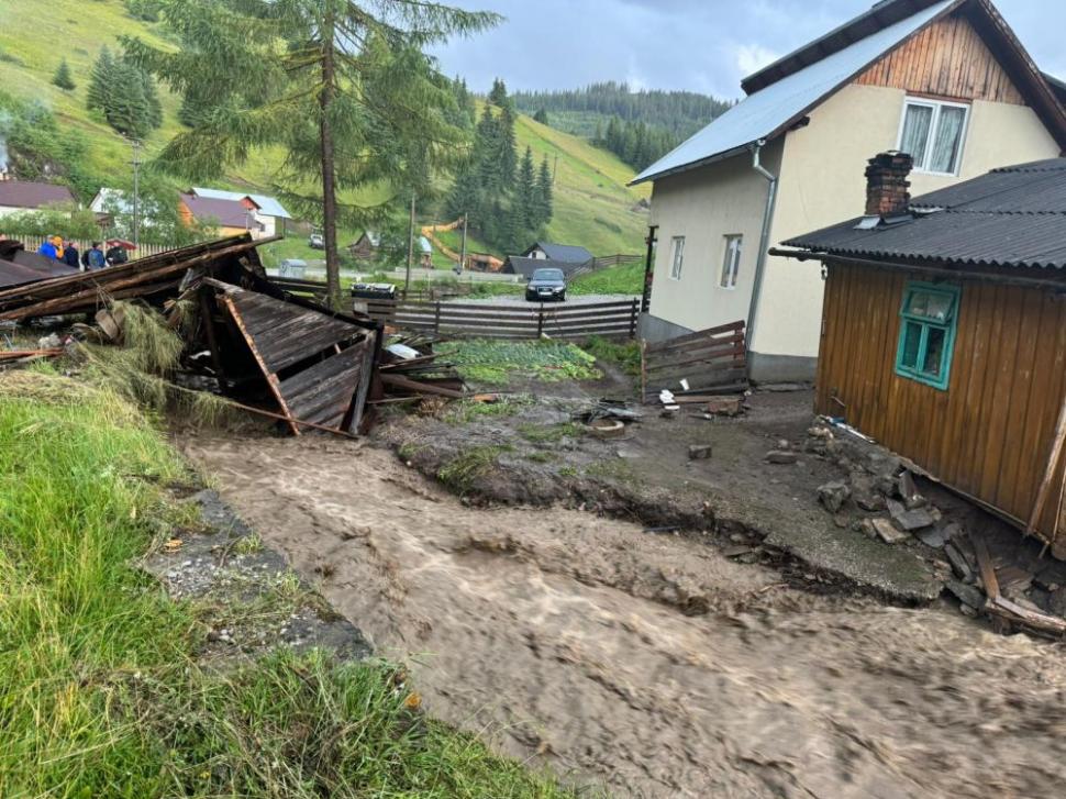 Prăpăd în ţară din cauza furtunilor: Oameni salvaţi din calea viiturilor, maşini luate de apă 911832