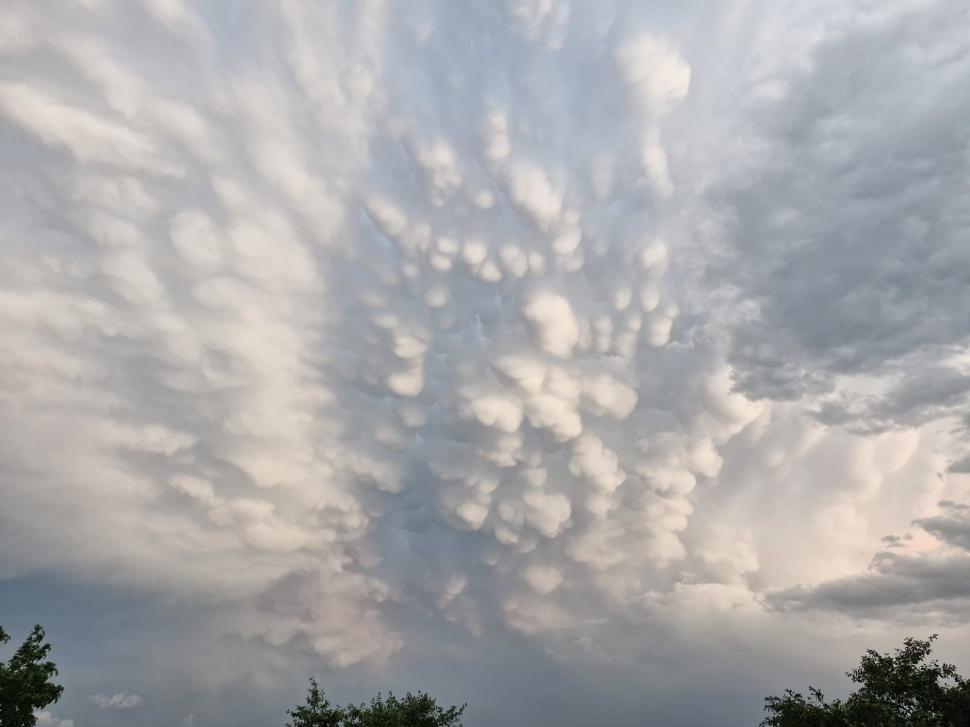 Cerul României, colorat de un fenomen spectaculos: „Norișori” roz, cu forme inedite, au fost fotografiați și filmați de locuitorii din Neamț 912096