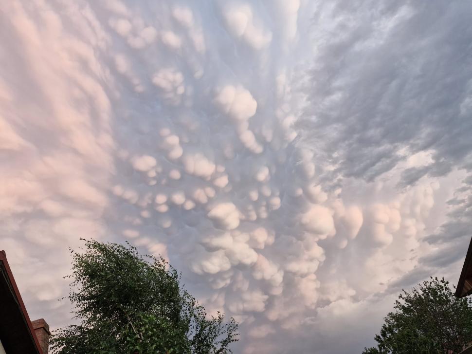 Cerul României, colorat de un fenomen spectaculos: „Norișori” roz, cu forme inedite, au fost fotografiați și filmați de locuitorii din Neamț 912097