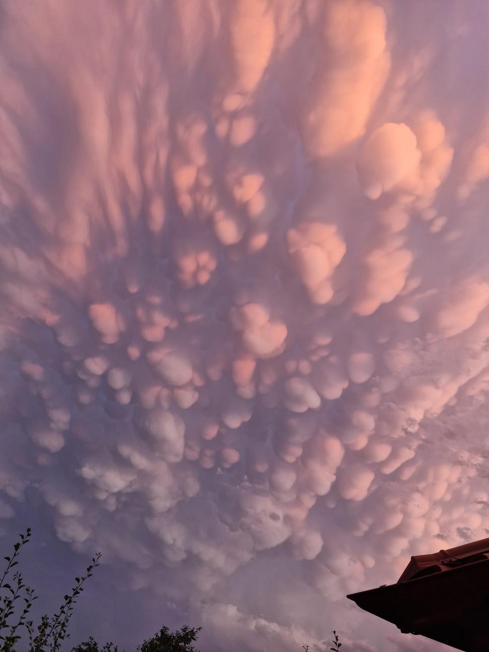 Cerul României, colorat de un fenomen spectaculos: „Norișori” roz, cu forme inedite, au fost fotografiați și filmați de locuitorii din Neamț 912098