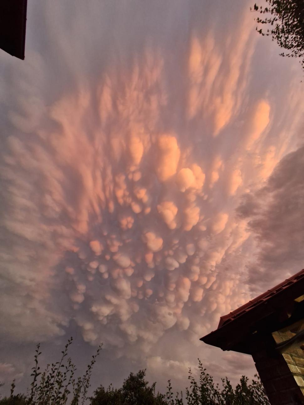 Cerul României, colorat de un fenomen spectaculos: „Norișori” roz, cu forme inedite, au fost fotografiați și filmați de locuitorii din Neamț 912101