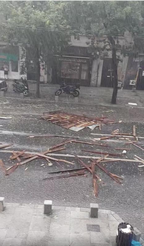 Furtuna cu grindină a făcut prăpăd în București, în doar câteva minute: Copaci și acoperișuri smulse de vânt au căzut pe mașini aflate în mers 912063