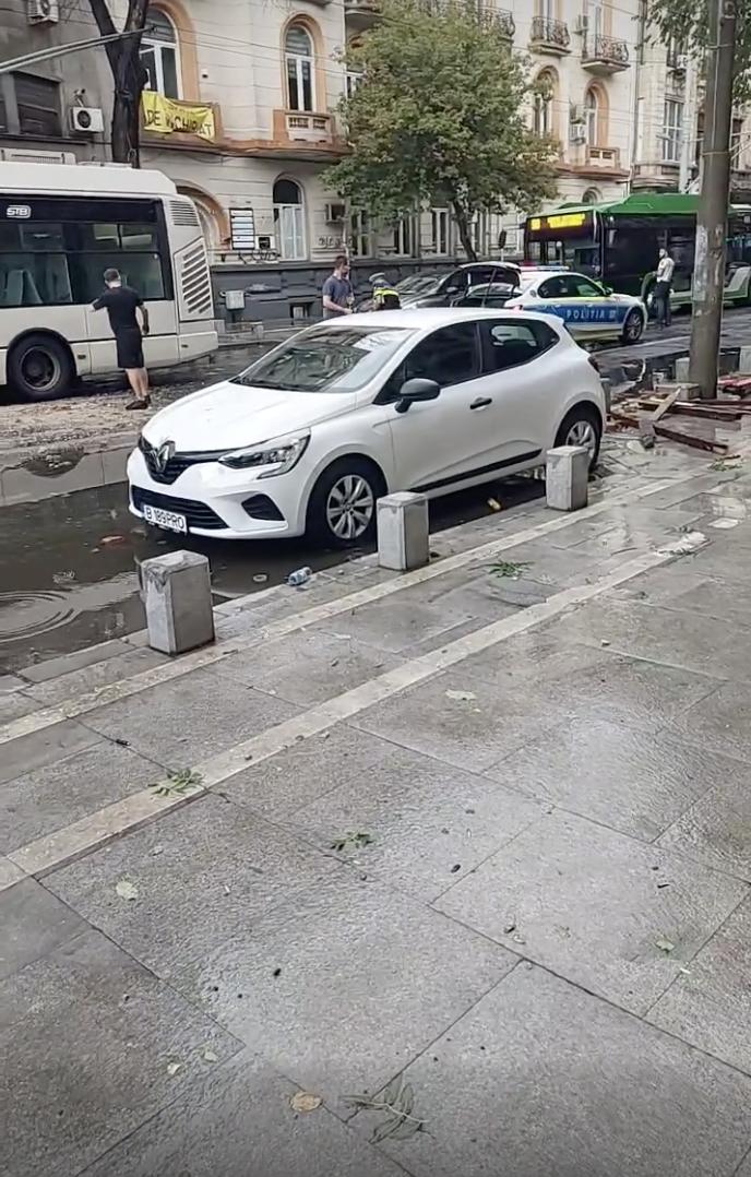 Furtuna cu grindină a făcut prăpăd în București, în doar câteva minute: Copaci și acoperișuri smulse de vânt au căzut pe mașini aflate în mers 912064