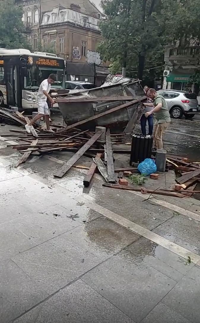 Furtuna cu grindină a făcut prăpăd în București, în doar câteva minute: Copaci și acoperișuri smulse de vânt au căzut pe mașini aflate în mers 912065