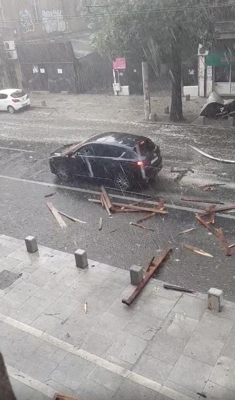 Furtuna cu grindină a făcut prăpăd în București, în doar câteva minute: Copaci și acoperișuri smulse de vânt au căzut pe mașini aflate în mers 912066