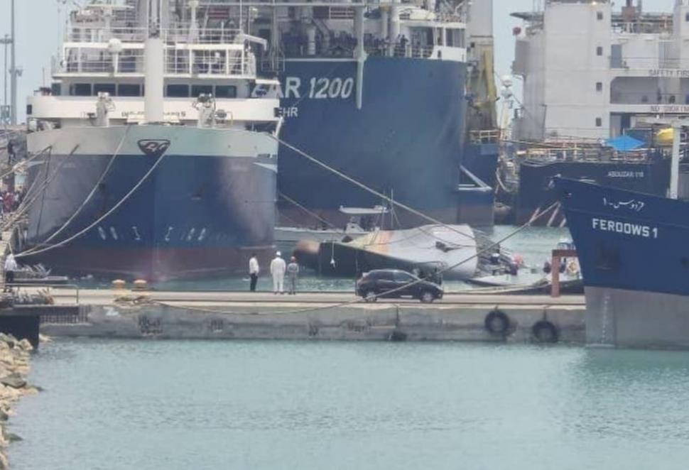 Una dintre cele mai noi nave de război ale Iranului s-a răsturnat în port 911923