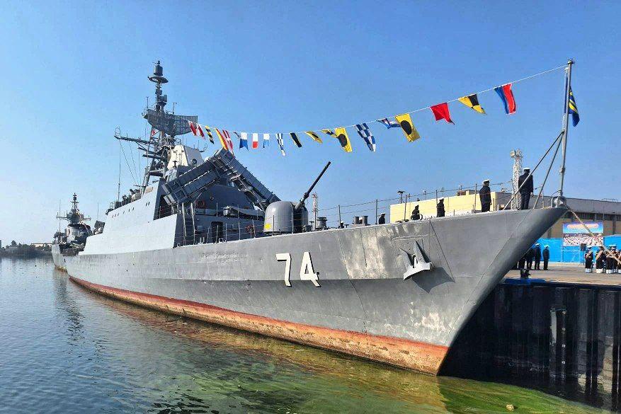 Una dintre cele mai noi nave de război ale Iranului s-a răsturnat în port 911924