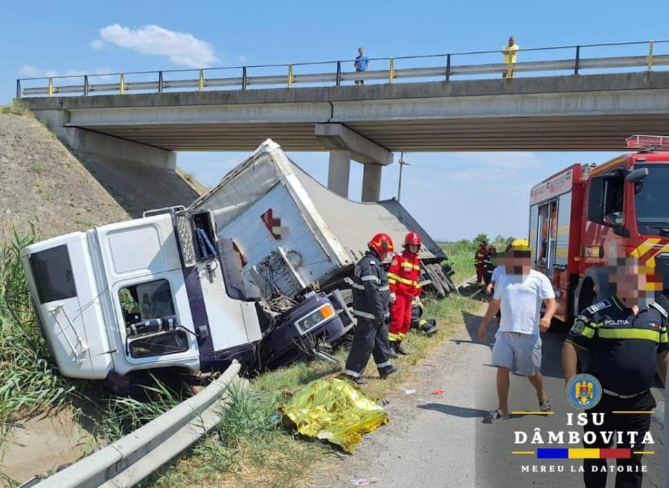 Accident grav pe Autostrada A1. Șapte oameni care așteptau la umbră să fie schimbată o roată au fost spulberați de un TIR 912337