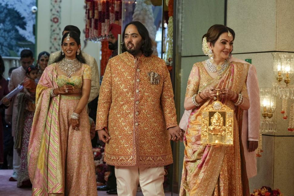 A început cea mai scumpă nuntă din istorie: Moștenitorii miliardari Anant Ambani și Radhika Merchant se căsătoresc. Surorile Kardashian, Rihanna și Bieber, la petrecerile-maraton 912382