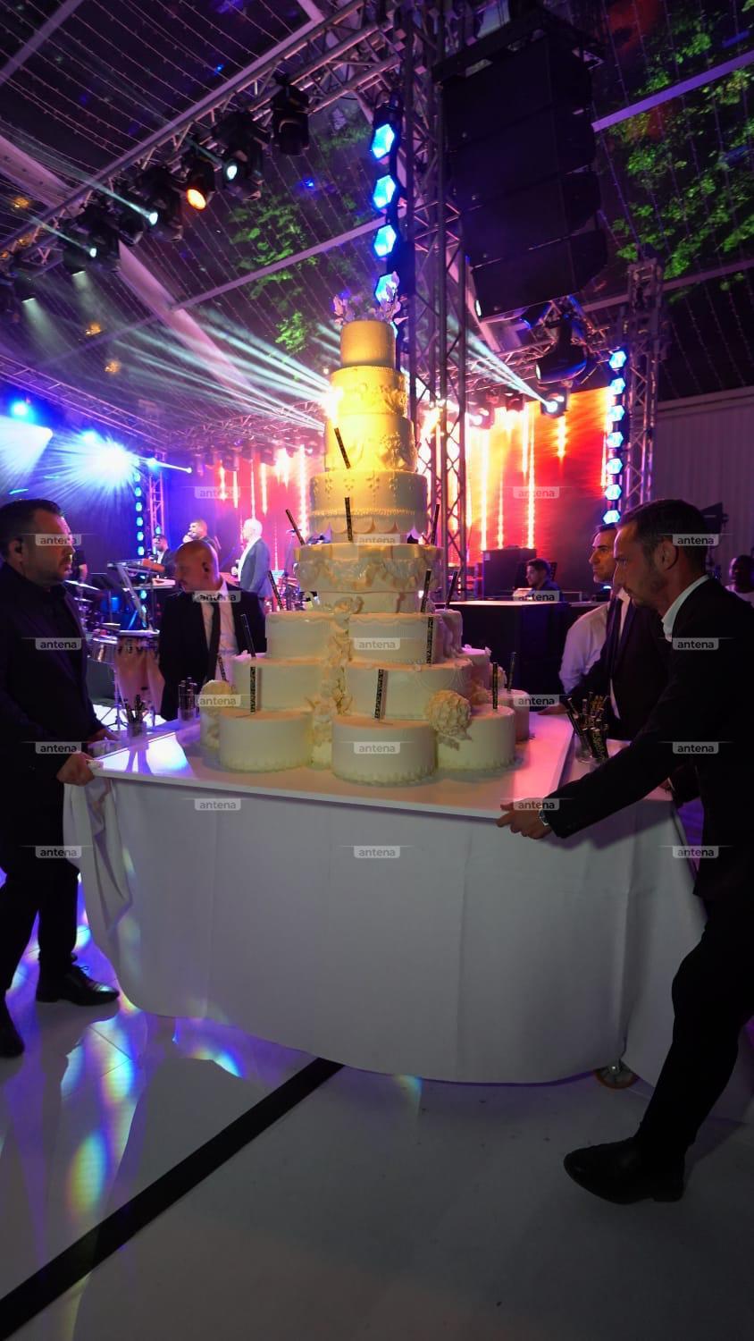 Elena și Ianis Hagi s-au distrat până dimineață, la nunta de la Palatul Știrbey. Imagini exclusive cu invitații și tortul mirilor 912700