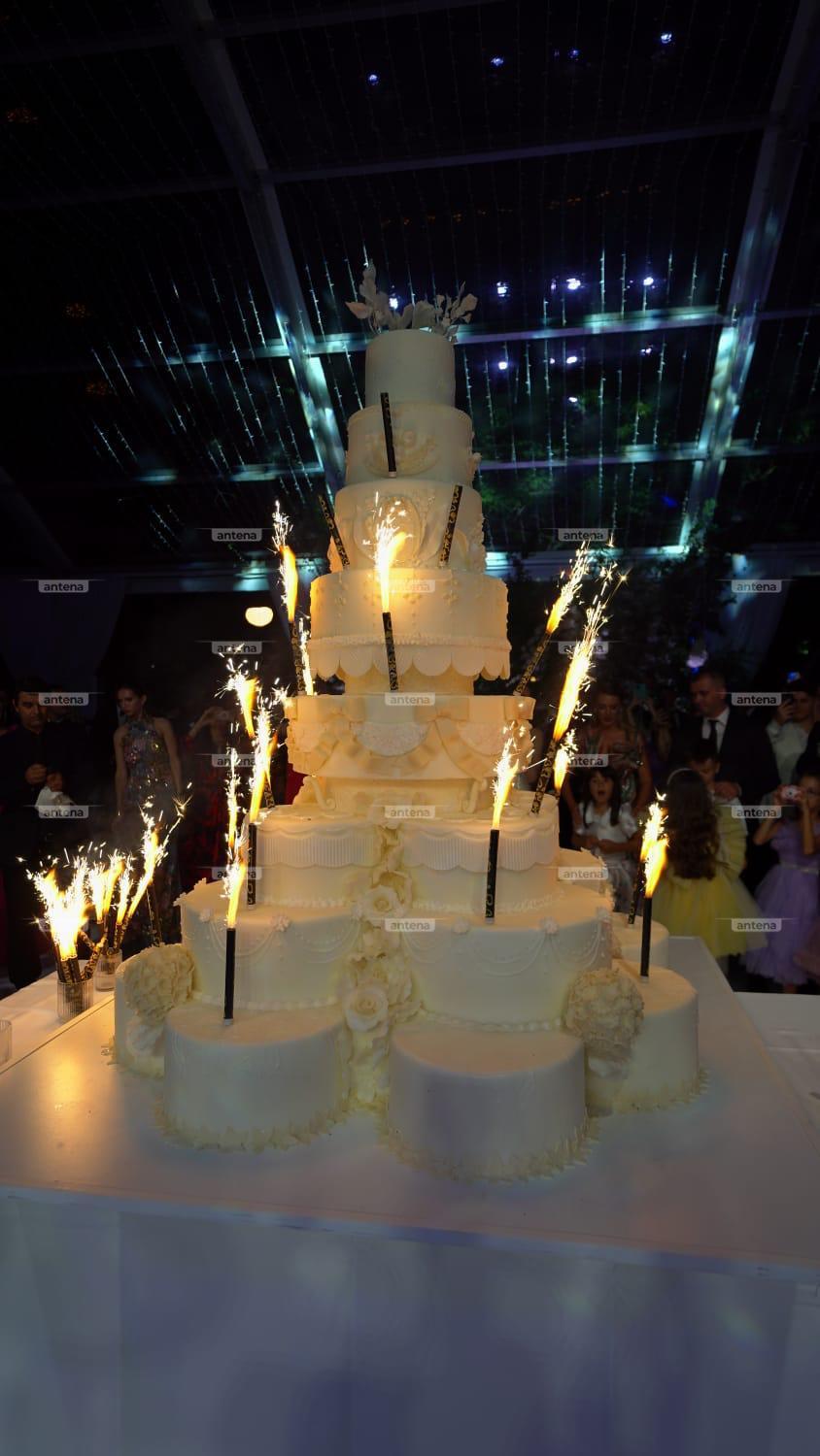 Elena și Ianis Hagi s-au distrat până dimineață, la nunta de la Palatul Știrbey. Imagini exclusive cu invitații și tortul mirilor 912703