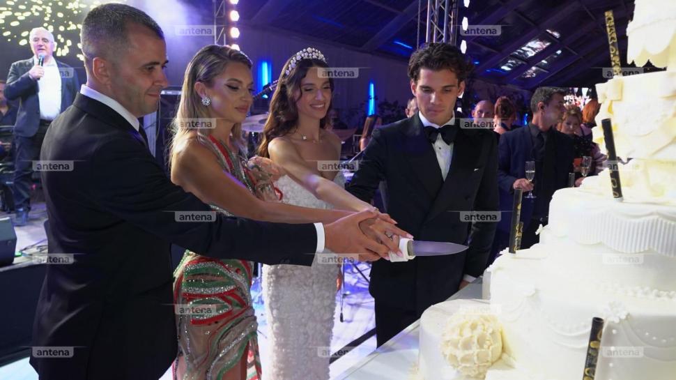Elena și Ianis Hagi s-au distrat până dimineață, la nunta de la Palatul Știrbey. Imagini exclusive cu invitații și tortul mirilor 912706