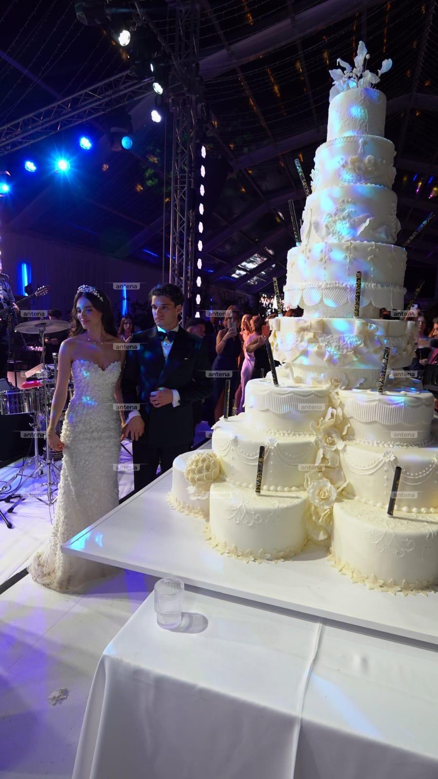 Elena și Ianis Hagi s-au distrat până dimineață, la nunta de la Palatul Știrbey. Imagini exclusive cu invitații și tortul mirilor 912707