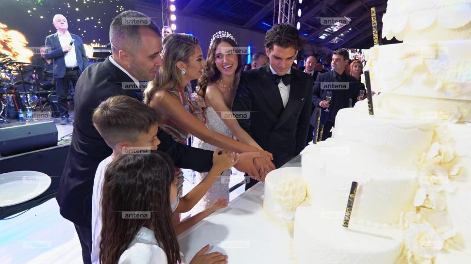 Elena și Ianis Hagi s-au distrat până dimineață, la nunta de la Palatul Știrbey. Imagini exclusive cu invitații și tortul mirilor 912709