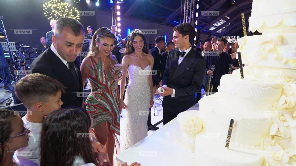 Elena și Ianis Hagi s-au distrat până dimineață, la nunta de la Palatul Știrbey. Imagini exclusive cu invitații și tortul mirilor 912710