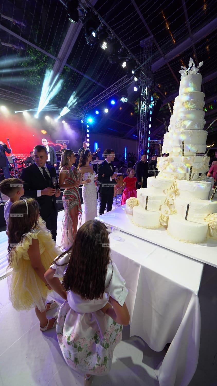 Elena și Ianis Hagi s-au distrat până dimineață, la nunta de la Palatul Știrbey. Imagini exclusive cu invitații și tortul mirilor 912713