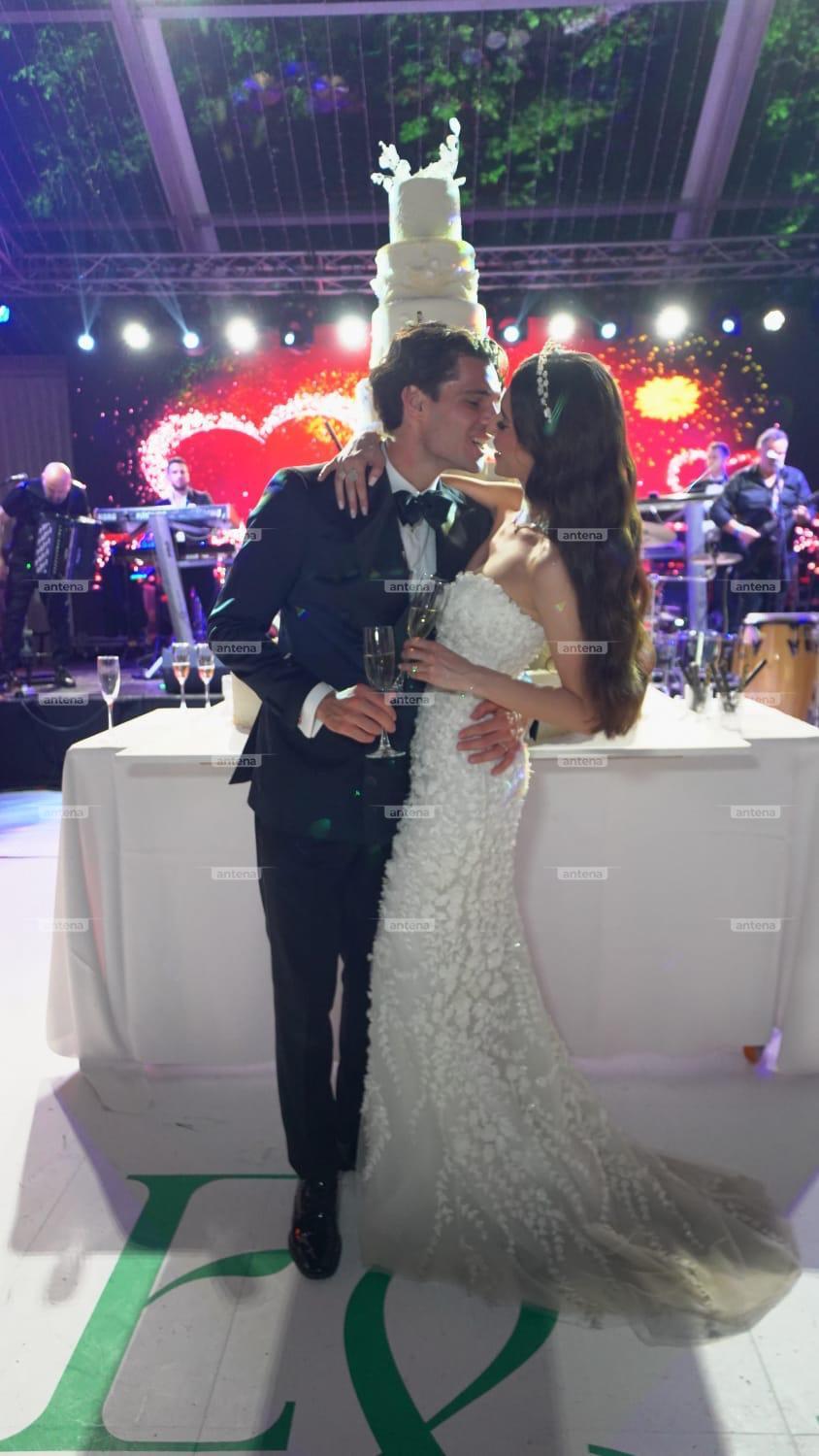 Elena și Ianis Hagi s-au distrat până dimineață, la nunta de la Palatul Știrbey. Imagini exclusive cu invitații și tortul mirilor 912720