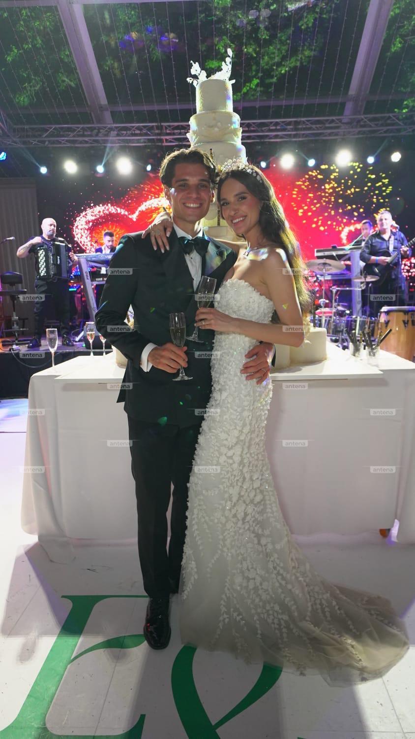 Elena și Ianis Hagi s-au distrat până dimineață, la nunta de la Palatul Știrbey. Imagini exclusive cu invitații și tortul mirilor 912721