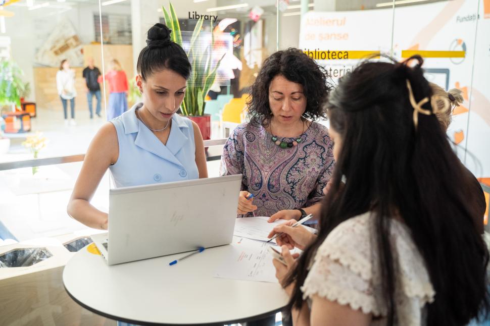 La doar un an de la lansare, Orange Digital Center se extinde în mai multe zone din țară, cu sesiuni gratuite de educație digitală și o aplicație de micro-learning 912735