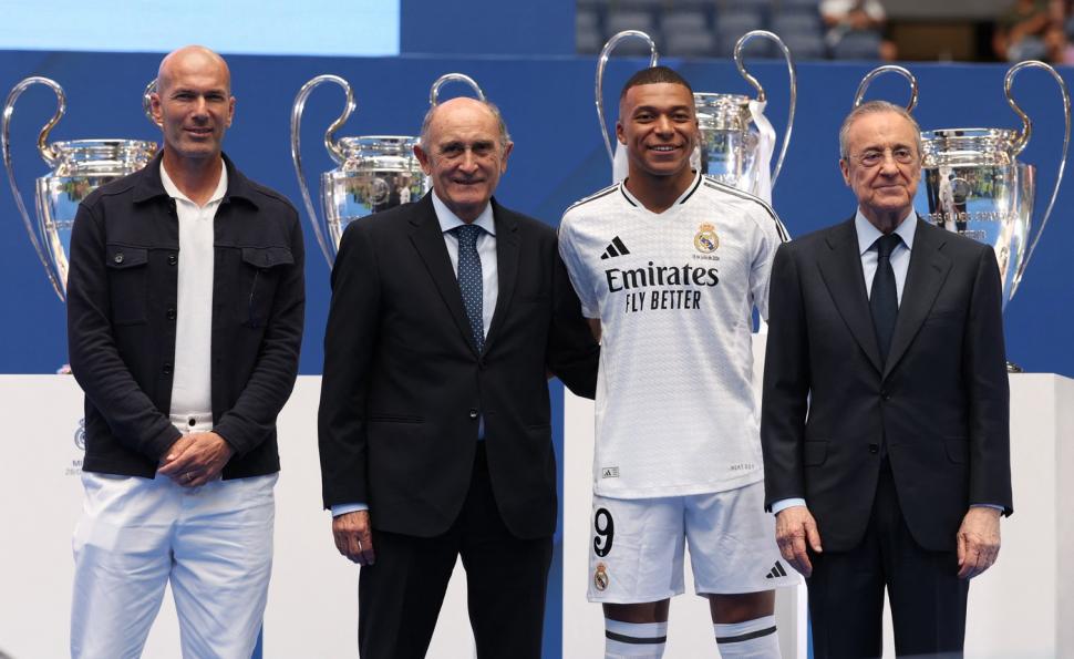 Kylian Mbappe a fost prezentat la Real Madrid. 80.000 de fani au venit pe Santiago Bernabeu să îl vadă. Ce număr va purta pe tricou 912934