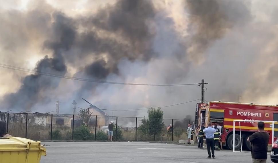 Un incendiu de proporții a izbucnit la un depozit de materiale plastice din Târgu Jiu. Focul se extinde rapid 913133