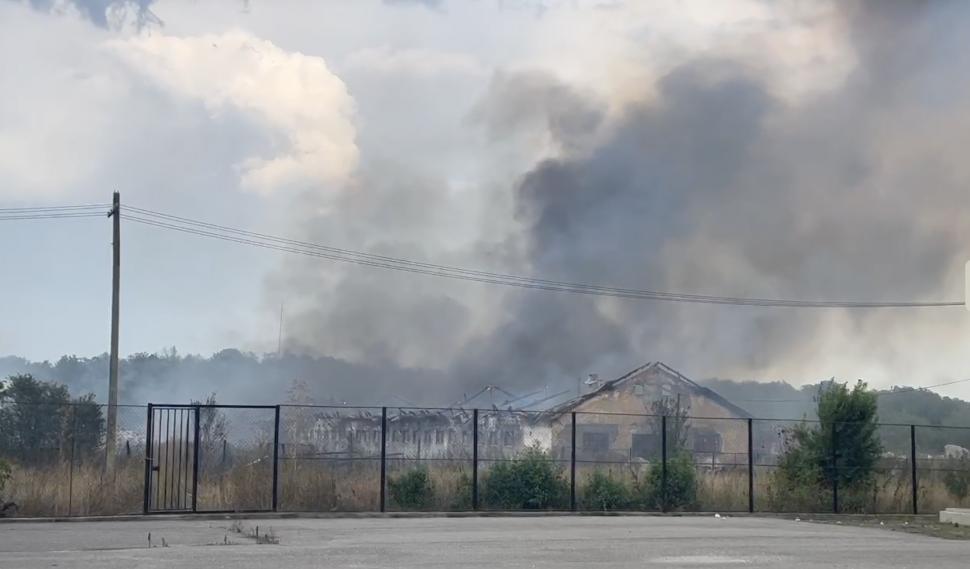 Un incendiu de proporții a izbucnit la un depozit de materiale plastice din Târgu Jiu. Focul se extinde rapid 913134