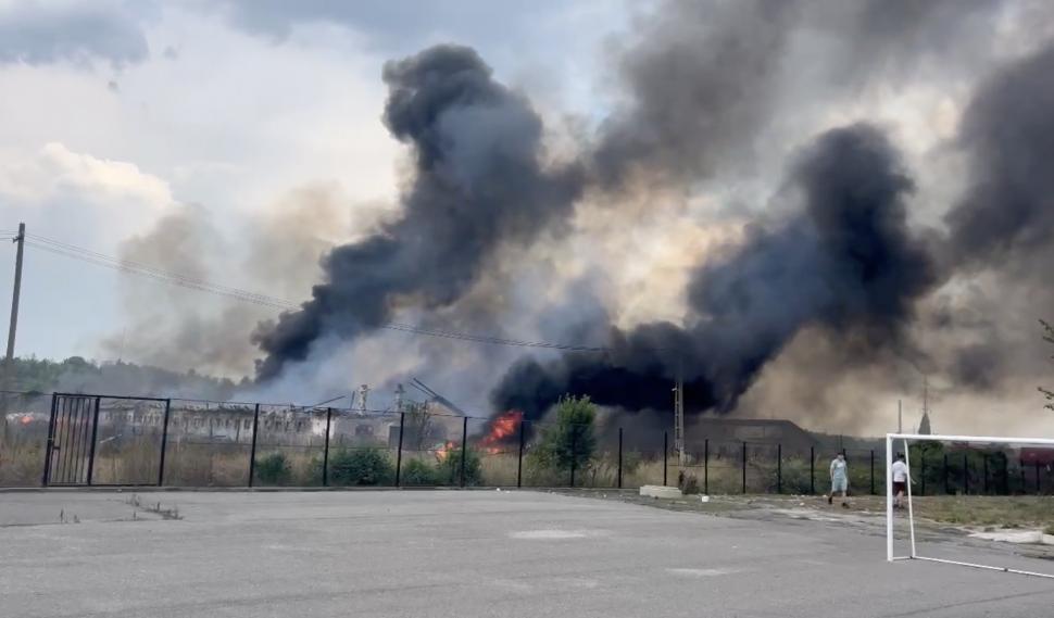Un incendiu de proporții a izbucnit la un depozit de materiale plastice din Târgu Jiu. Focul se extinde rapid 913135