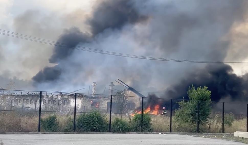 Un incendiu de proporții a izbucnit la un depozit de materiale plastice din Târgu Jiu. Focul se extinde rapid 913136