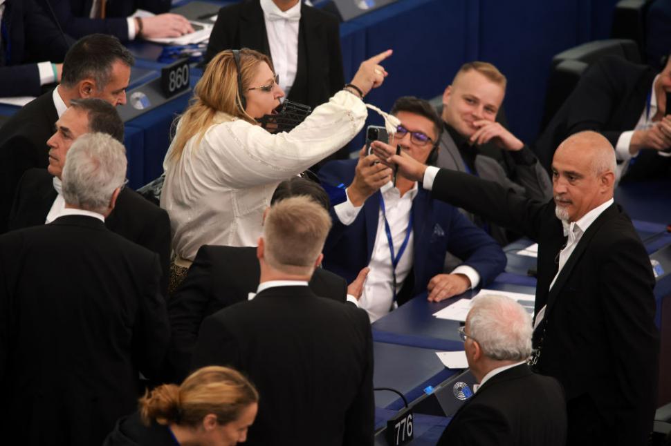 Diana Șoșoacă a fost scoasă cu forța din plenul Parlamentului European. Și-a pus botniță și a urlat în ședință 913234