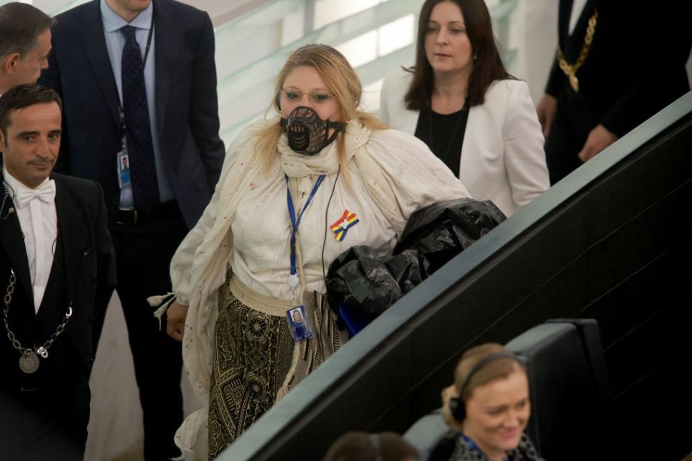 Diana Șoșoacă a fost scoasă cu forța din plenul Parlamentului European. Și-a pus botniță și a urlat în ședință 913236