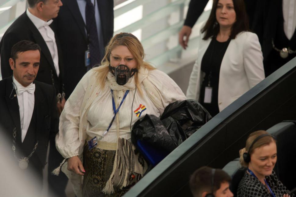 Diana Șoșoacă a fost scoasă cu forța din plenul Parlamentului European. Și-a pus botniță și a urlat în ședință 913238