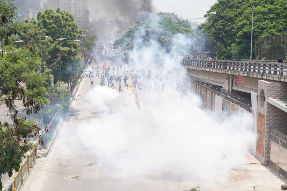 Revolte cu zeci de morți în Bangladesh. Mulțimea a dat foc sediului televiziunii de stat, în timp ce angajații erau în interior 913312