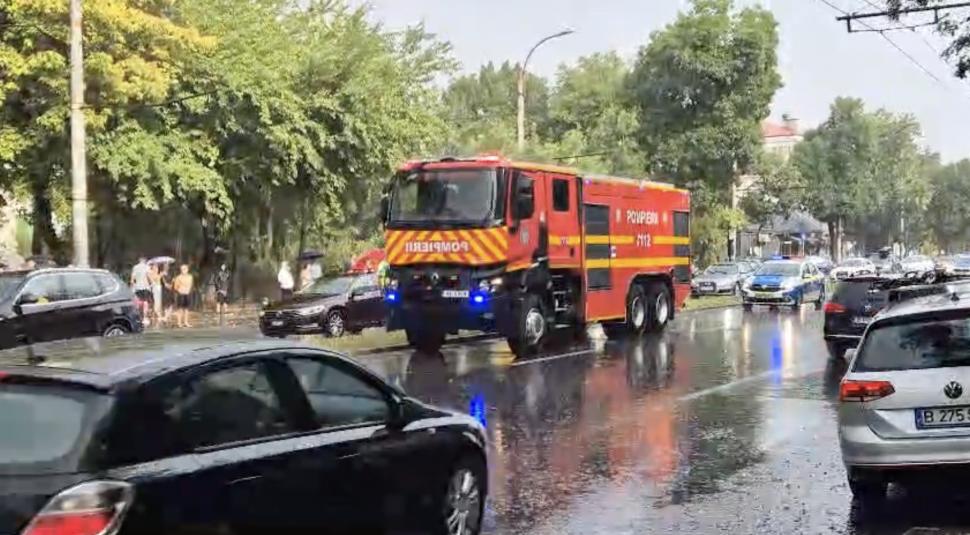 Străzi inundate în nordul Capitalei. Furtuna a doborât din nou copaci și a îngreunat traficul 913515