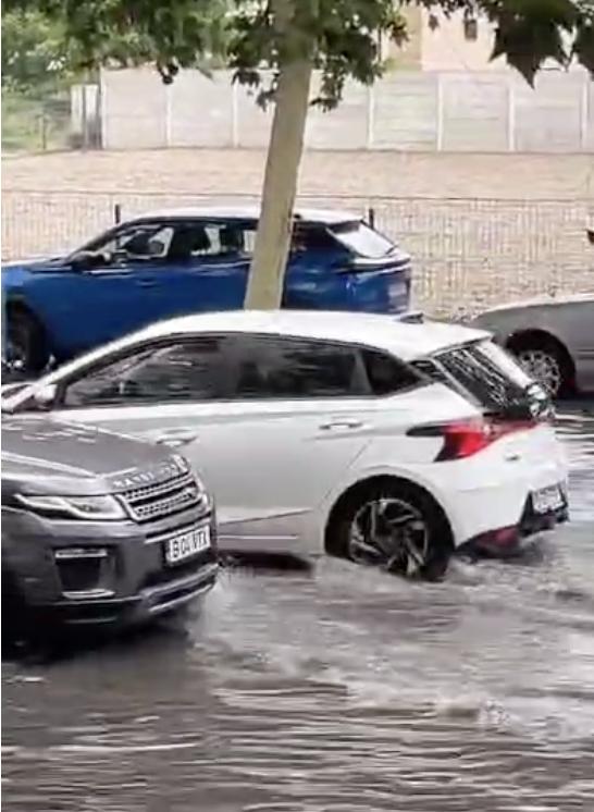 Străzi inundate în nordul Capitalei. Furtuna a doborât din nou copaci și a îngreunat traficul 913517