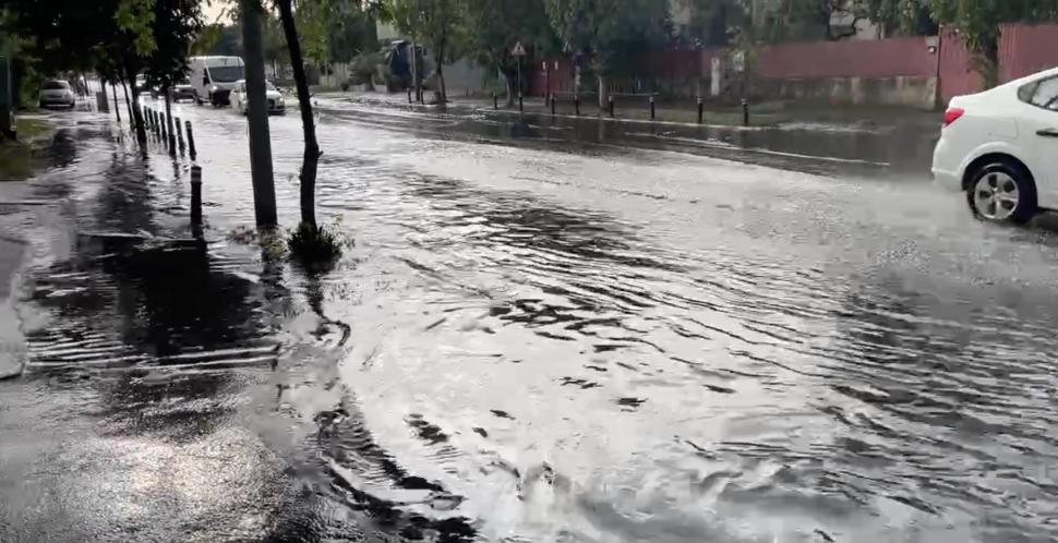 Străzi inundate în nordul Capitalei. Furtuna a doborât din nou copaci și a îngreunat traficul 913518