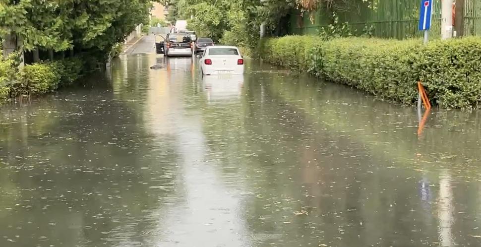 Străzi inundate în nordul Capitalei. Furtuna a doborât din nou copaci și a îngreunat traficul 913519