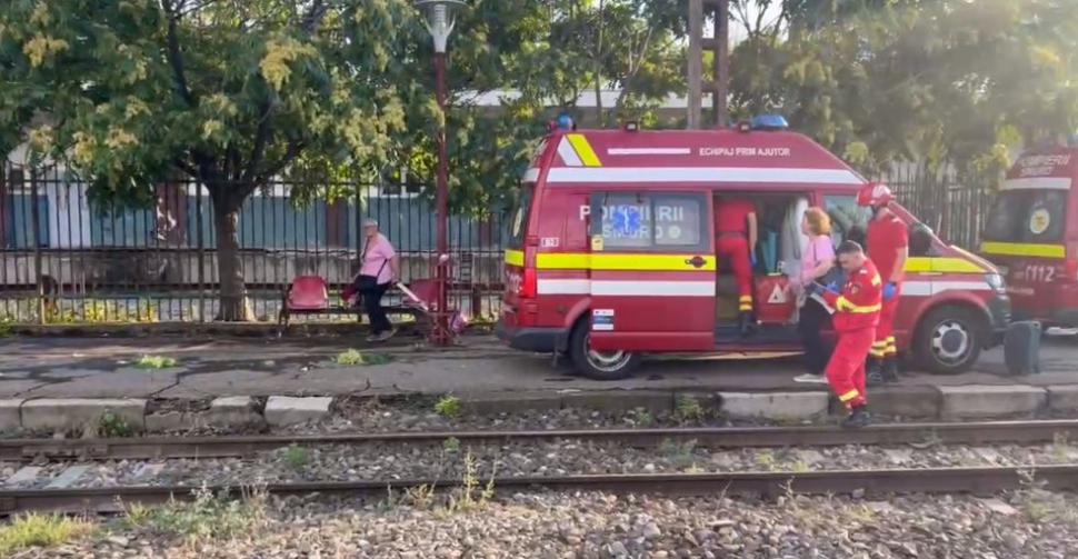 O locomotivă s-a ciocnit de vagoanele unui tren de pasageri, în Gara Basarab. 15 răniți, dintre care 8 transportați la spital 913537